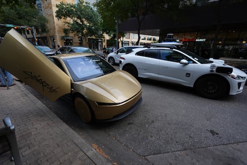 Elon Musk lanza los Cybercabs, taxis autónomos de Tesla; invita a que pasajeros pierdan el miedo a "no tener control"