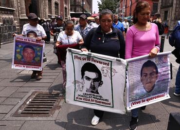 Padres de los 43 acusan que se dejaron caer líneas de investigación por el uso de tecnología; se van tristes y decepcionados: Isidoro Vicario