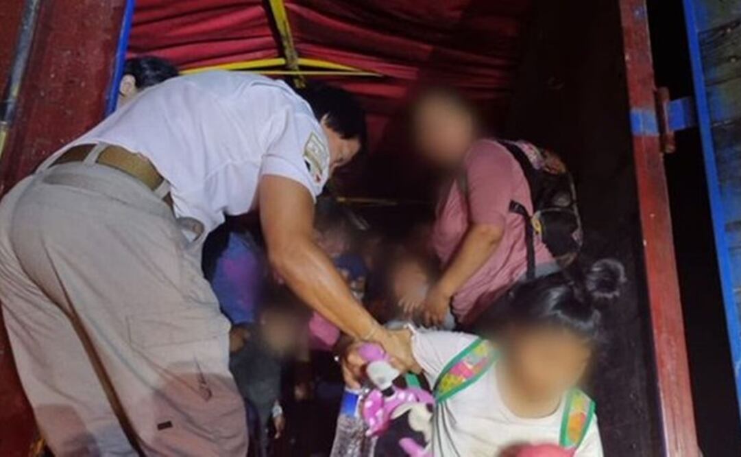 87 extranjeros que llegaron de 10 países que viajaban en la caja de un tractocamión localizado en el tramo carretero Tapachula-Huehuetán; 13 migrantes más fueron rescatados de tres taxis en Tuxtla Gutiérrez. Foto: Especial.