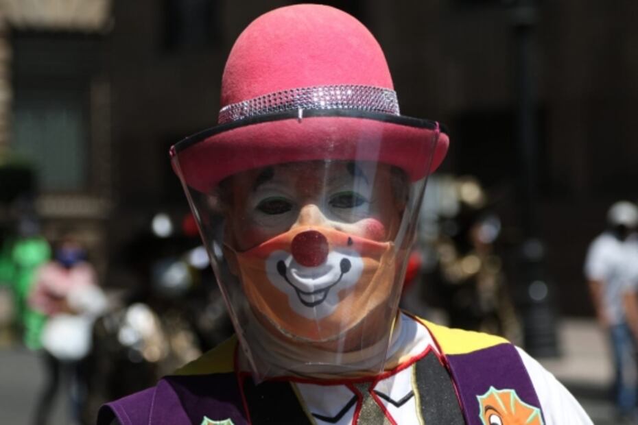 Payasos y botargueros piden apoyos en Palacio Nacional ante Covid-19