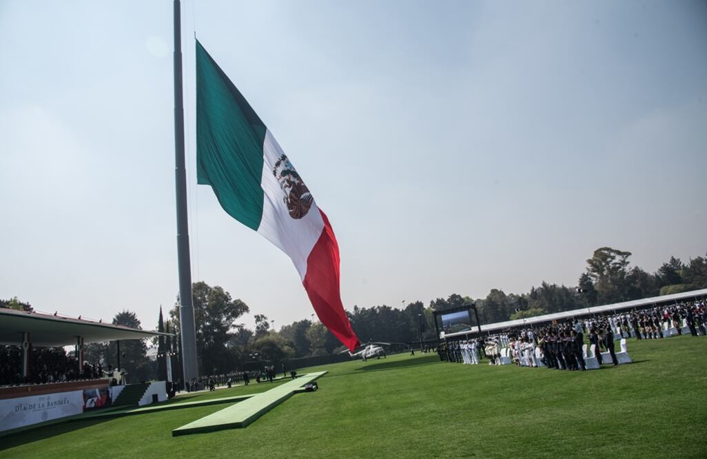 Durante la ceremonia de conmemoración del 197 Día de la Bandera en el Campo Marte, el símbolo patrio fue izado al revés. Foto: Cuartoscuro