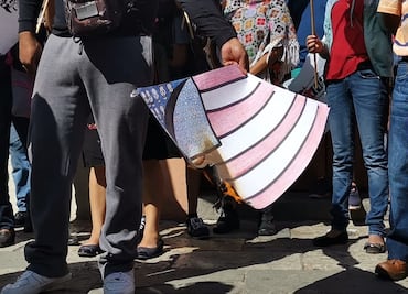 Activistas de Oaxaca queman "bandera" de EU en apoyo a Venezuela