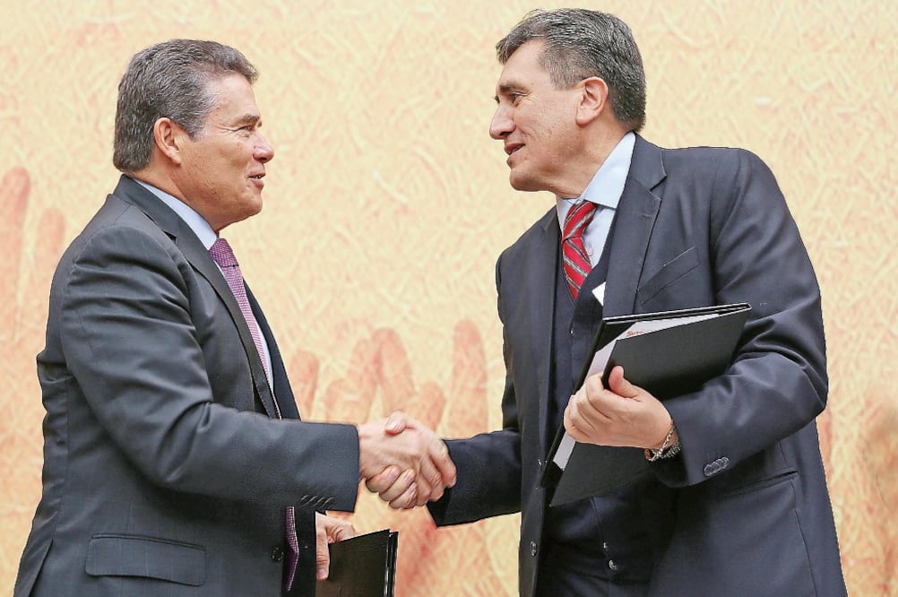 El dirigente del SNTE, Juan Díaz, y el titular de la CNDH, Luis Raúl González, durante la firma de renovación del convenio general de colaboración (ESPECIAL)