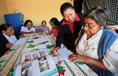 Firma gobierno capitalino convenio para proteger los derechos de las mujeres indígenas