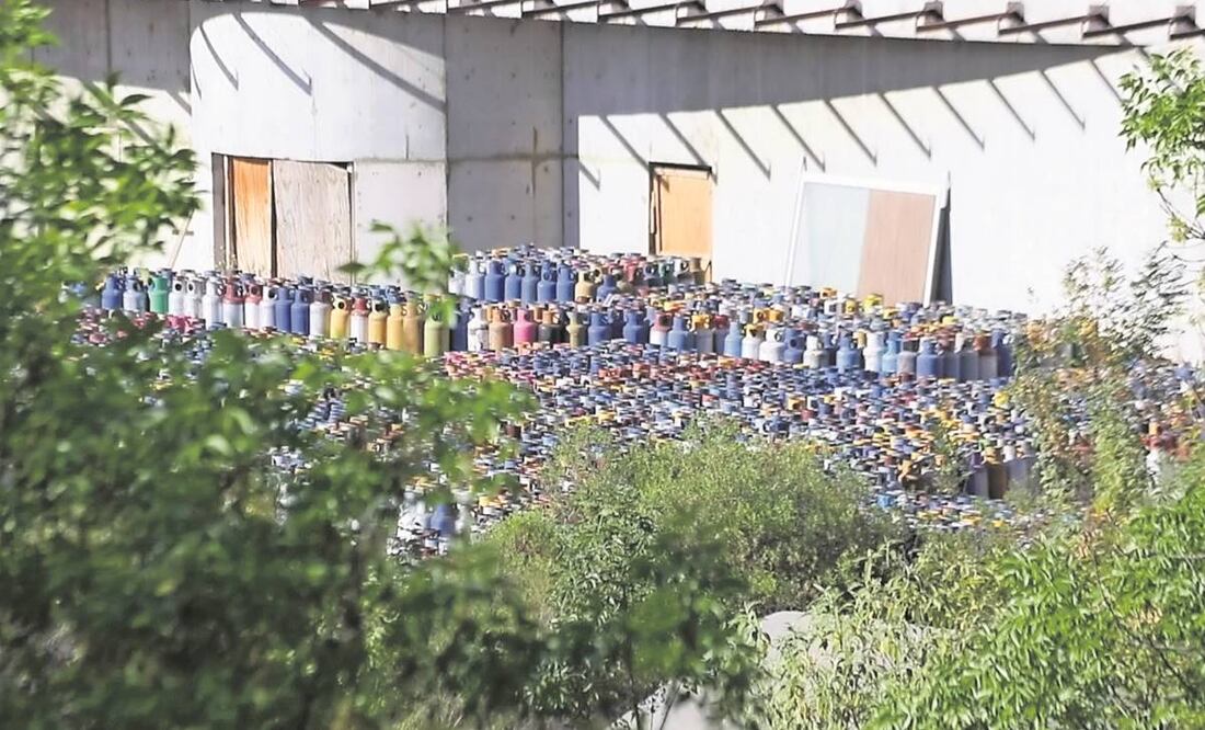 Gas Bienestar almacena en la exRefinería 18 de Marzo cilindros viejos, y vecinos temen que se produzca una explosión. Foto: Especial.