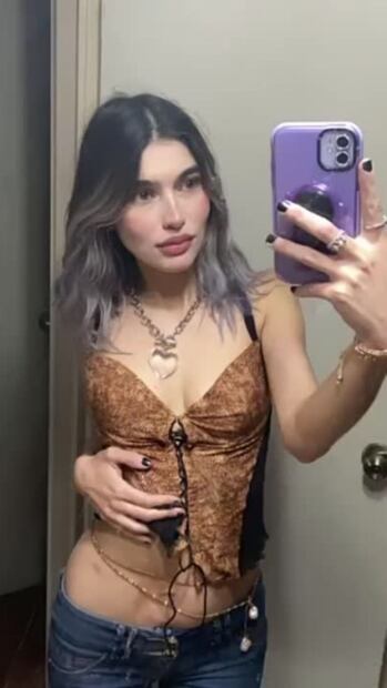 La cajera de Oxxo conquista la red con ajustado corsé