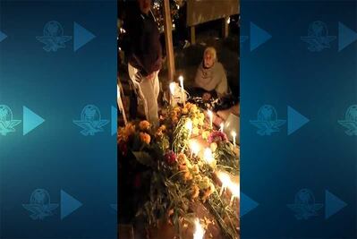 Oaxaqueños iluminan panteones para recordar a sus muertos