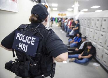 Autoridades migratorias de EU defienden detenciones de migrantes en la frontera