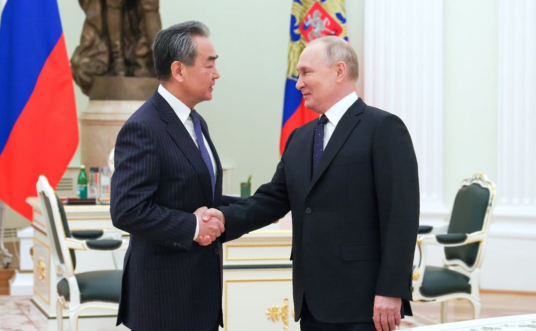 El presidente ruso, Vladimir Putin, le da la mano al director de la Oficina de la Comisión Central de Asuntos Exteriores de China, Wang Yi, durante su reunión en el Kremlin, en Moscú. FOTO: EFE