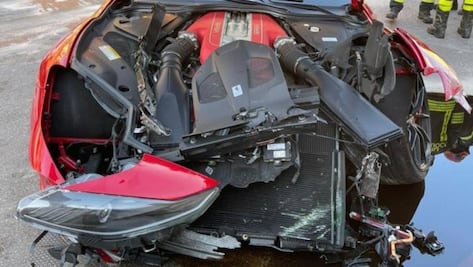 Futbolista lleva a lavar su Ferrari de medio millón de euros y se lo destrozan en el autolavado