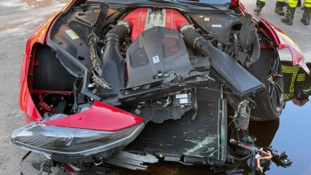 Futbolista lleva a lavar su Ferrari de medio millón de euros y se lo destrozan en el autolavado