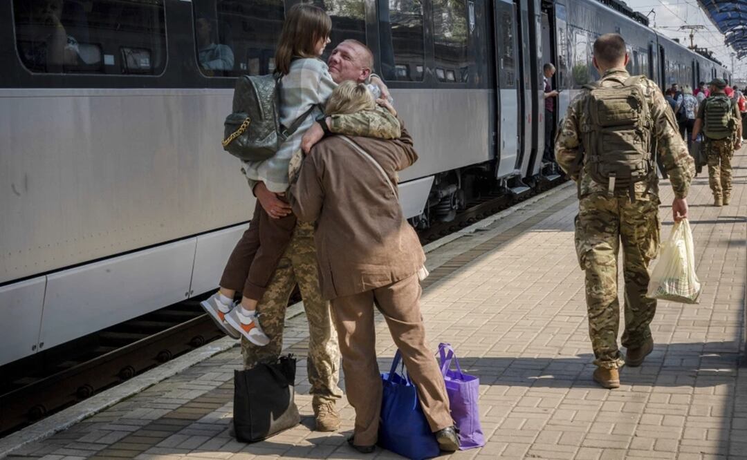 Un militar ucraniano abraza a su esposa y a su hija al despedirse de ellas para irse a combate en la estación de tren de Sloviansk, Ucrania, el 12 de septiembre de 2023. Foto: AP