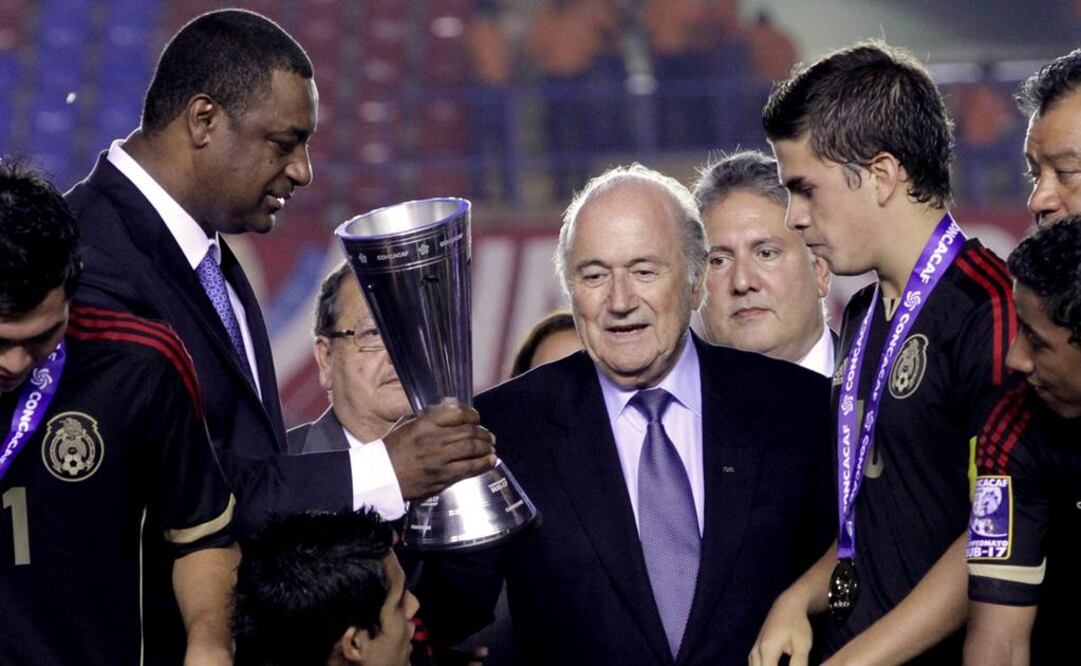 Jeffrey Webb y Joseph Blatter entregan el trofeo de campeón a la Tri Sub 17 en 2013