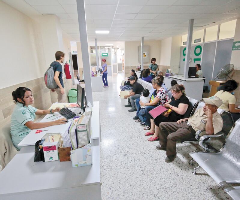 Periodo para aspirantes. La convocatoria para participar por una plaza del IMSS inició ayer y terminará el 16 de diciembre próximo. ARCHIVO EL UNIVERSAL