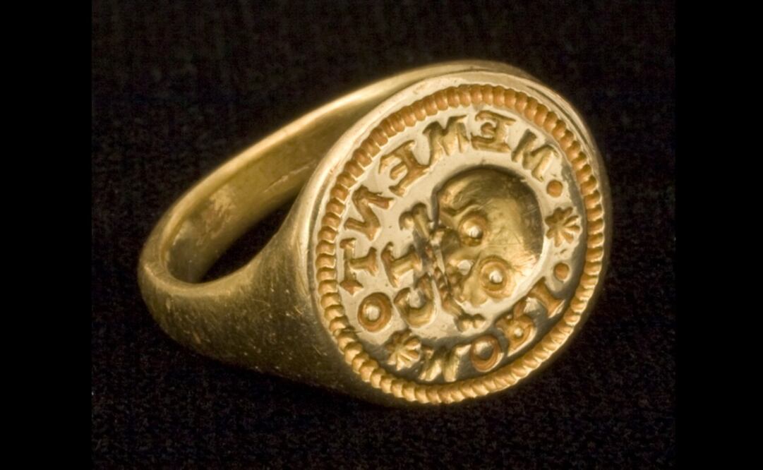 Imagen de archivo de un anillo de oro del Siglo XVII que presenta una calavera y la leyenda "Memento mori". Foto: AP Photo/Association for Preservation of Virginia Antiquities, Archivo