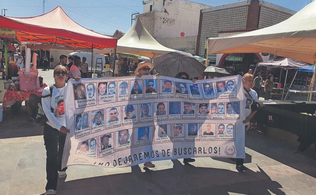 Con recursos propios, las madres buscadoras pagan por playeras, volantes, pintura para plasmar cruces y el nombre de sus hijas, entre otros materiales, a pesar de contar con los mínimos ingresos. Foto Especial