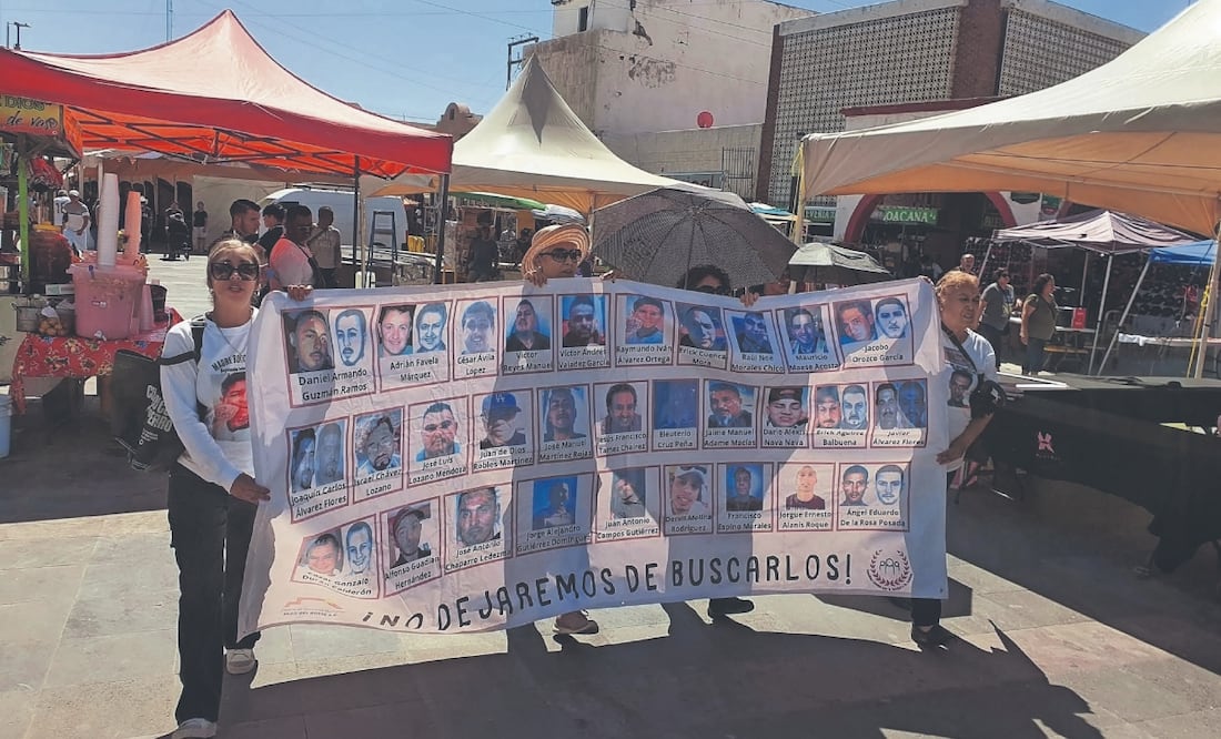 Con recursos propios, las madres buscadoras pagan por playeras, volantes, pintura para plasmar cruces y el nombre de sus hijas, entre otros materiales, a pesar de contar con los mínimos ingresos. Foto Especial