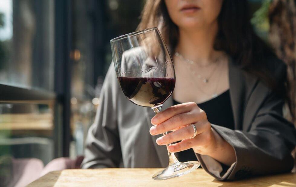 La verdad detrás del dolor de cabeza por consumir vino tinto. Fuente: Freepik.