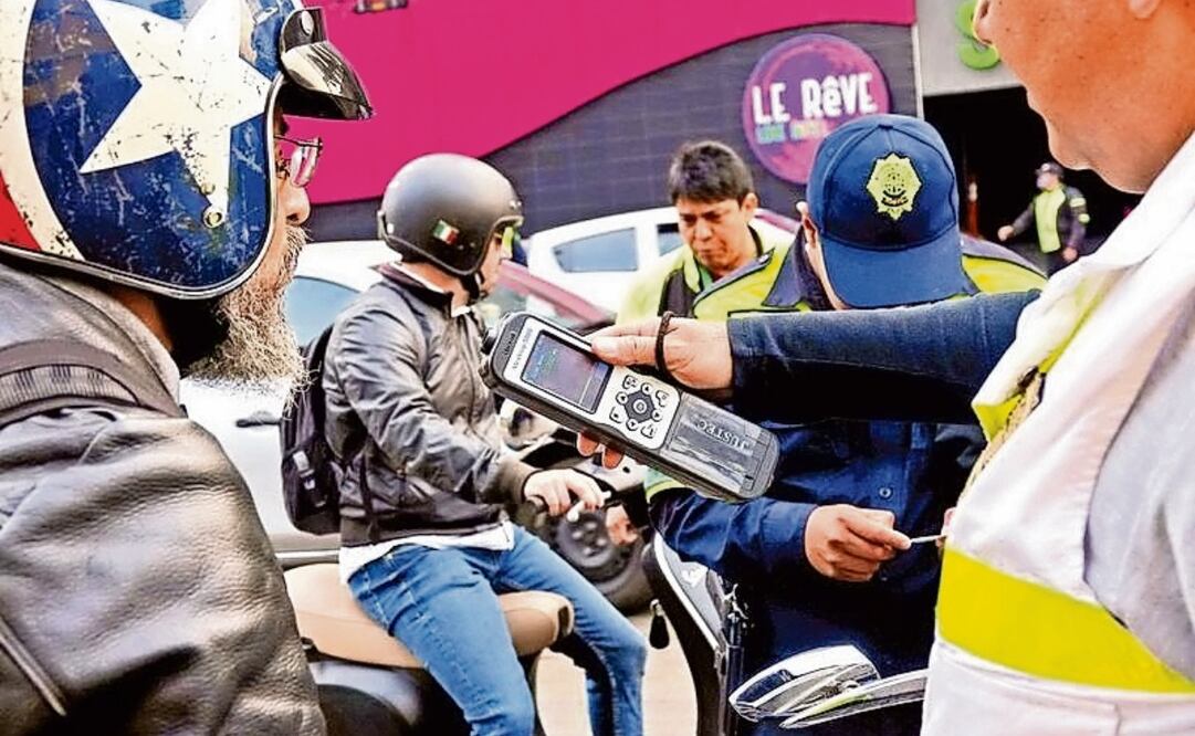 La Semovi expuso que de las muertes registradas de 2019 a 2023 el 84% de los motociclistas fallecidos resultaron con prueba de alcoholemia positiva. Foto: Archivo | El Universal