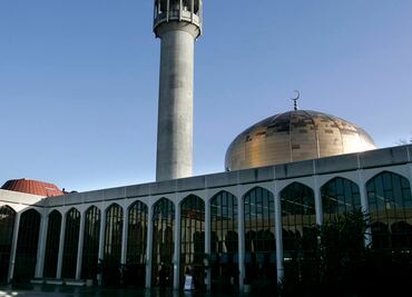 Apuñalan a un hombre en mezquita de Londres; hay un detenido