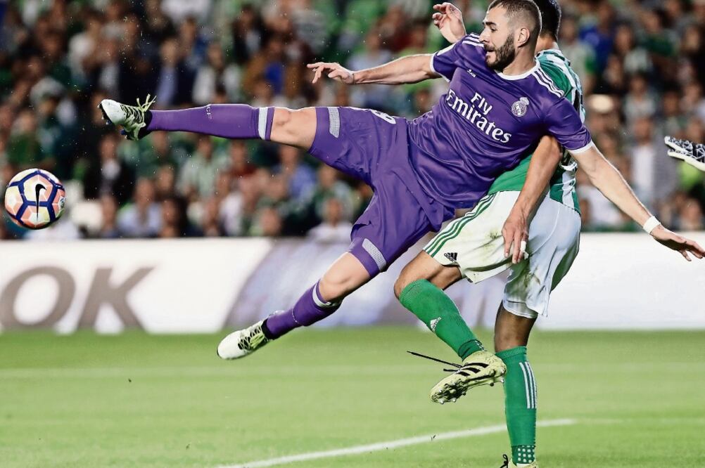 Karim Benzema le vuelve a anotar al Betis, al hacer el segundo al 31’ (JULIO MUÑOZ. EFE)