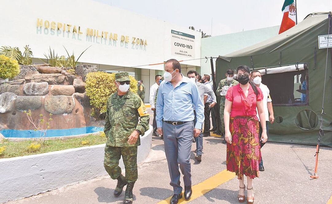 Cuauhtémoc Blanco, gobernador morelense (camisa azul), reconoció el compromiso de las Fuerzas Armadas en la crisis de salud por Covid-19. Foto: Especial