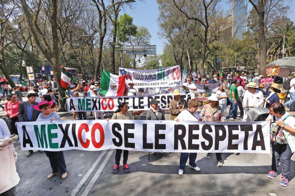 Uno de los contingentes que salió del Auditorio Nacional gritó consignas en defensa de México ante las políticas del gobierno de EU (BERENICE FREGOSO. EL UNIVERSAL)
