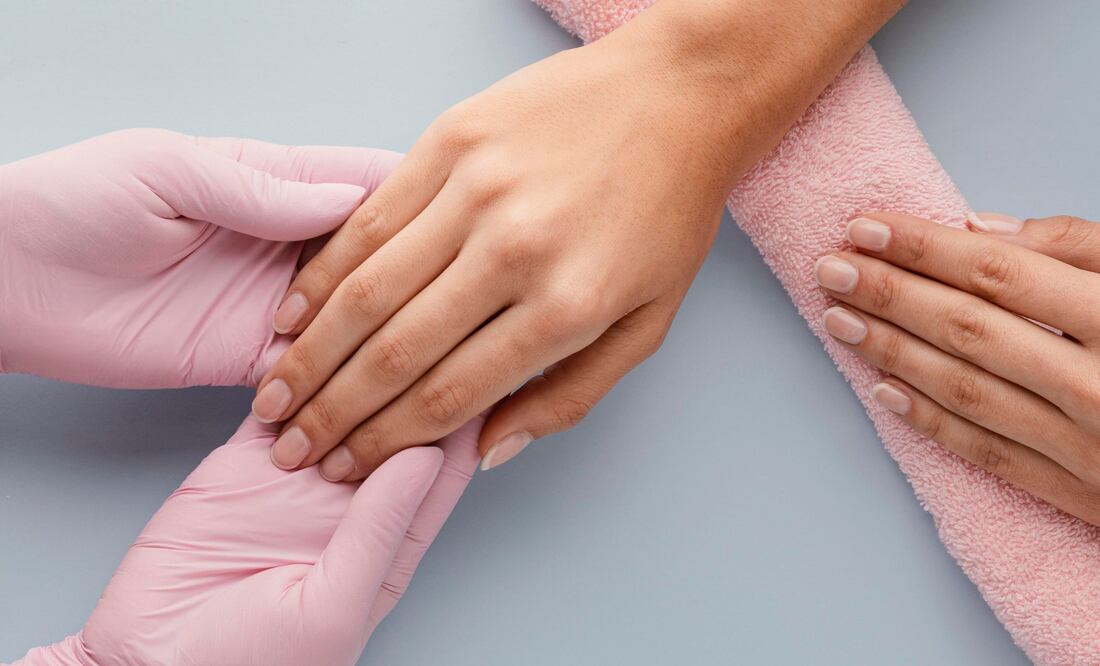 Quita tus uñas de gel en casa sin lastimarlas. Foto: Freepik