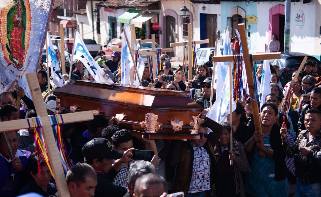 Personas asisten al funeral del sacerdote Marcelo Pérez Pérez mientras exigen a las autoridades paz y justicia tras su asesinato. Foto: EFE/Archivo