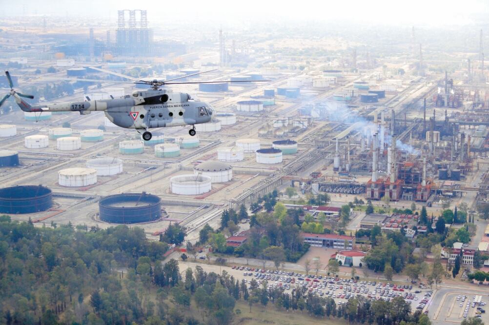 Helicópteros artillados de la Fuerza Aérea Mexicana vigilan las 24 horas del día los ductos Azcapotzalco-Tula y Tula-Salamanca. Foto: IVÁN STEPHENS. EL UNIVERSAL