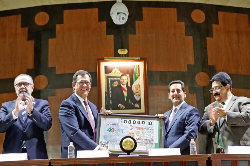 El director general de la Lotería Nacional, Eugenio Garza Riva Palacio (segundo de der. a izq.), y el secretario del Trabajo y Previsión Social, Roberto Campa Cifrián (tercero), durante la entrega del billete conmemorativo por los 40 años del SNE (JUAN C)