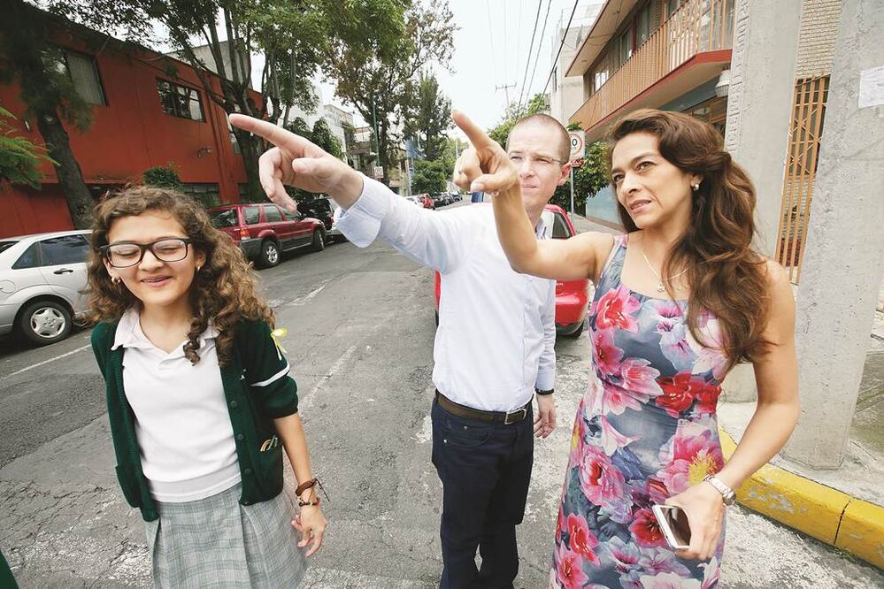 Ricardo Anaya realizó un recorrido por las calles de la colonia Nativitas, delegación Benito Juárez. El panista recaba firmas para su candidatura a la dirigencia de Acción Nacional. Foto Luis Cortés