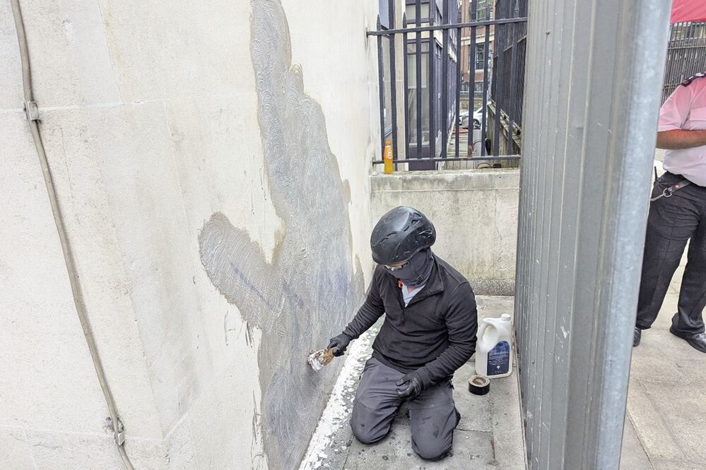 Remueven mural de Banksy, que apareció en del edificio del Tribunal Superior de Londres el pasado lunes.
Foto: EFE/ Guillermo Garrido