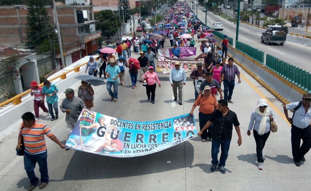 Maestros de la Ceteg marcharon desde las primeras horas del día en Guerrero. Foto: Dassaev Téllez/ EL UNIVERSAL