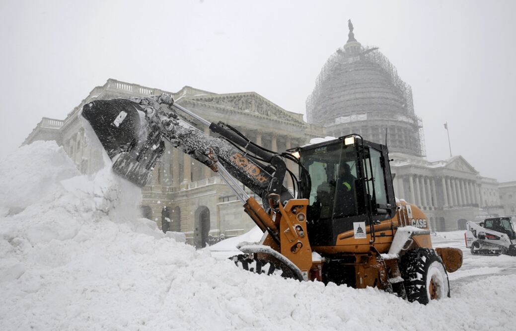 Diez estados y la capital, Washington D.C., están en estado de emergencia por una tormenta que afecta a 85 millones de personas, mantiene a 33 millones en máxima alerta y ya ha causado al menos 11 muertes. Foto Reuters