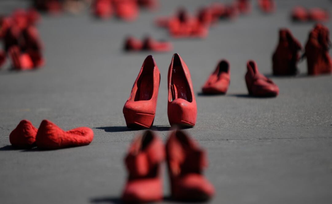 On January 11, activists placed hundreds of red women’s shoes on Mexico City’s main square - Photo: Francisco Cañedo/Xinhua