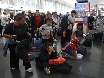 Caos en el AICM por lluvias del domingo; más de 14 mil pasajeros varados y sin información tras suspensión de 104 vuelos