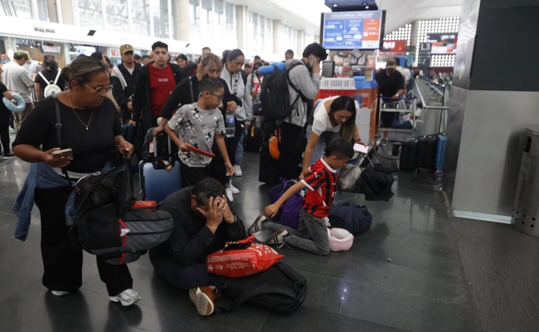 Caos en el AICM por lluvias; más de 14 mil pasajeros varados y sin información tras suspensión de 104 vuelos. Foto: diego Simón