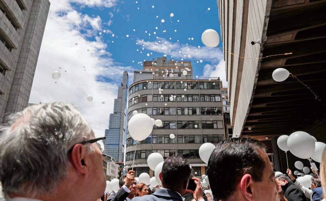 Colombianos sueltan globos durante un homenaje al fallecido precandidato presidencial de Colombia, Miguel Uribe, en Bogotá. Foto: Carlos Ortega / EFE