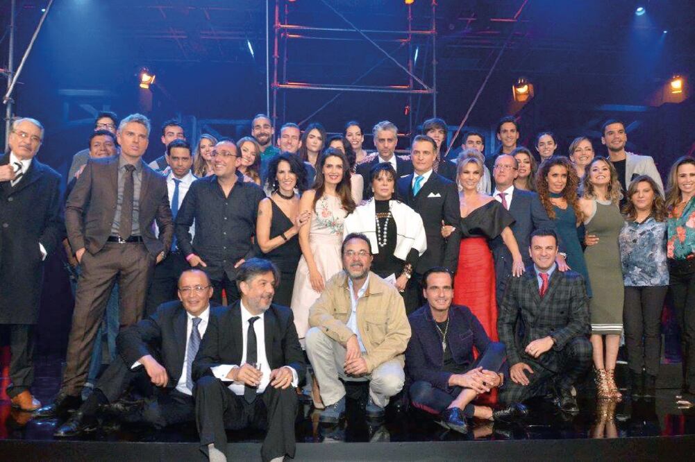 Claudio (al centro, de chamarra café) con sus actores de Me declaro culpable. (FACEBOOK)