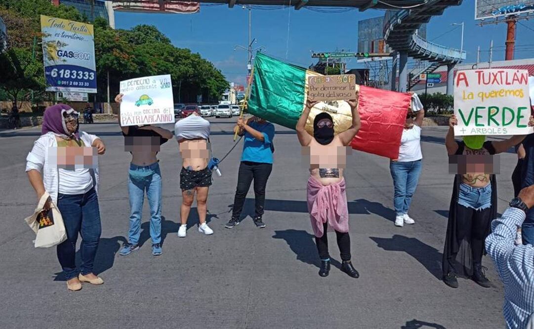 Con el torso desnudo, un colectivo integrado por mujeres protestó por obras del Circuito interior en Chiapas / Foto: Especial