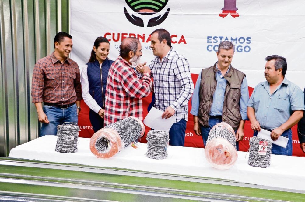 El alcalde de Cuernavaca, Cuauhtémoc Blanco Bravo, entregó diversos apoyos a los productores ganaderos de la comunidad de Santa María (TONY RIVERA. EL UNIVERSAL)