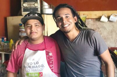 Vende pan a ritmo de rap y se vuelve viral