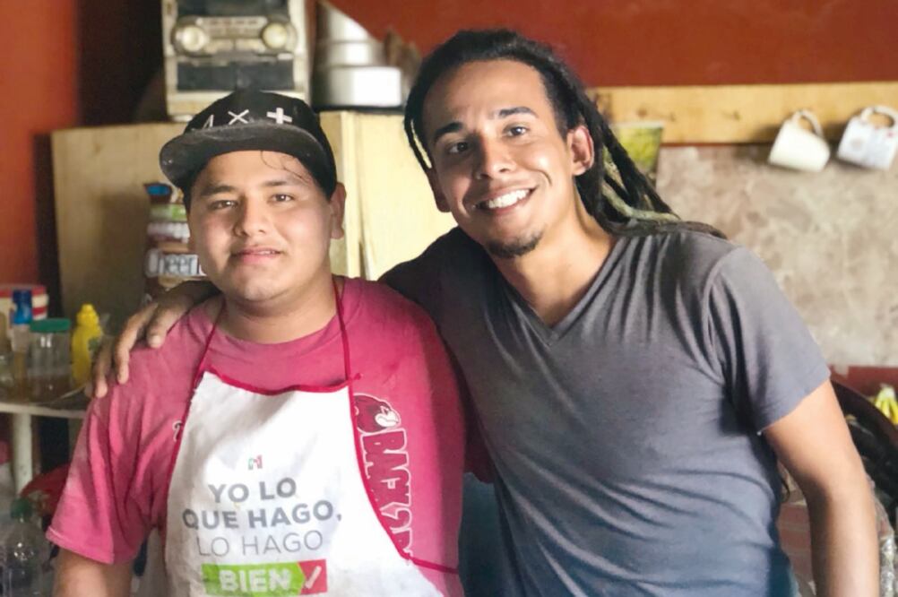 Monoloco (der.) vio el video de Jesús (izq.) en Youtube y viajó desde Houston a Reynosa para conocerlo y entrevistarlo. Foto: Edgar Tequianes / EL UNIVERSAL