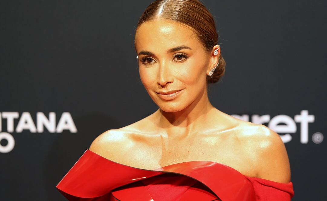La actriz y cantante colombiana Majida Margarita Issa en alfombra roja de los Premios Platino. Foto: EFE.