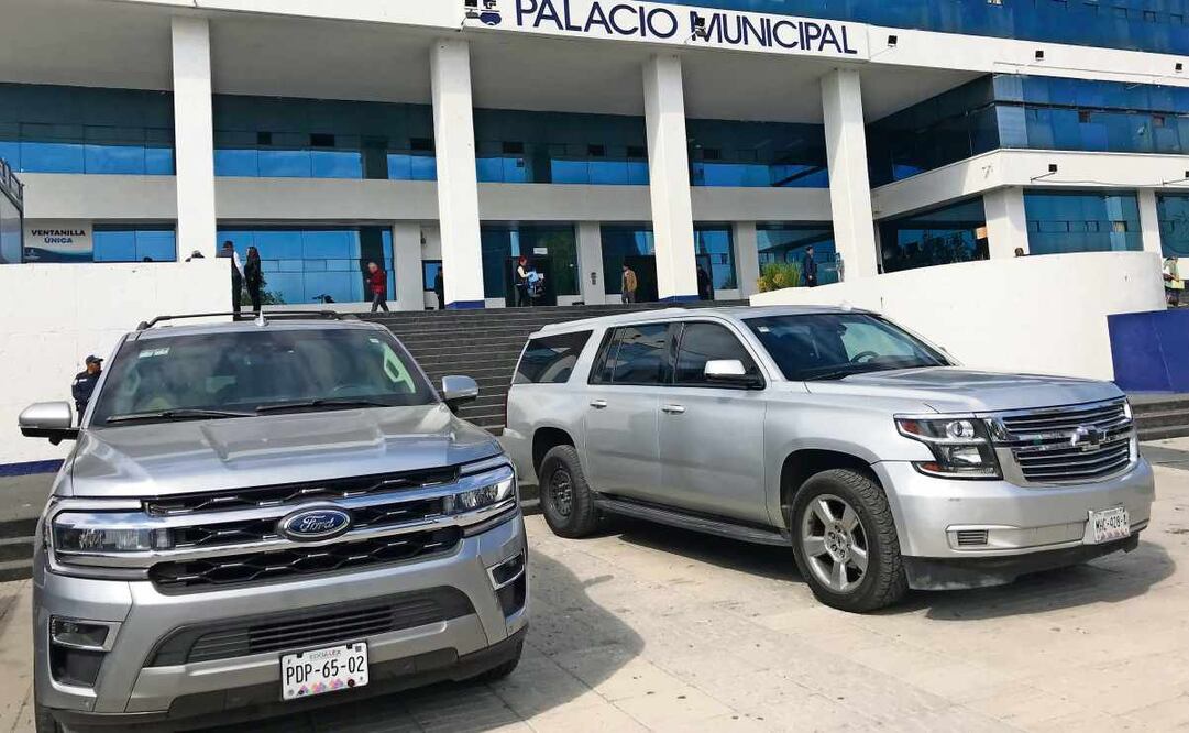 La camioneta de la exalcaldesa y la del excomisario fueron puestas afuera de la presidencial municipal luego de que el nuevo edil se negó a usarlas. Foto: Rebeca Jiménez / EL UNIVERSAL