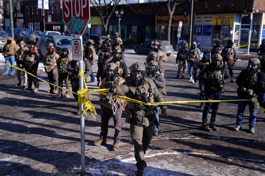 Agentes federales de inmigración lanzan gas pimienta contra manifestantes tras un tiroteo  en Minneapolis. Foto: AP