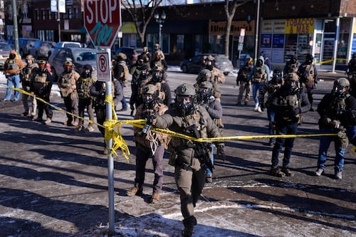 Agentes federales de inmigración lanzan gas pimienta contra manifestantes tras un tiroteo  en Minneapolis. Foto: AP