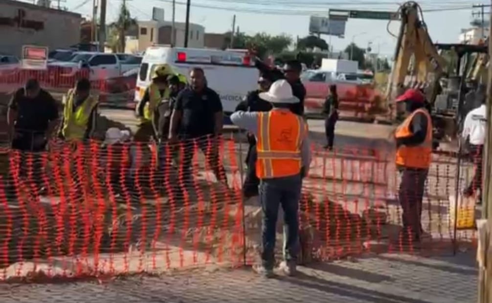 Muere trabajador en obra vial de Torreón, Coahuila por desprendimiento de bloque de tierra; otro resultó lesionado.
Foto: Especial.