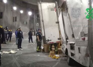 Vuelca tráiler con alimento para mascotas en Mixcoac